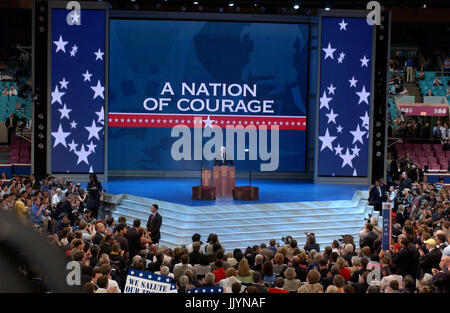 New York, NY - 30 août 2004 -- United States le sénateur John McCain (républicain de l'Arizona) prend la parole lors de la convention républicaine de 2004 au Madison Square Garden de New York le 30 août 2004.Credit : Ron Sachs/CNP.(RESTRICTION : Pas de métro de New York ou d'autres journaux dans un rayon de 75 km de la ville de New York) - AUCUN FIL SERVICE - Photo : Ron Sachs/consolidé/dpa Banque D'Images