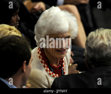 Saint Paul, MN - 1 septembre, 2008 -- Mme Roberta McCain, mère de United States le sénateur John McCain (républicain de l'Arizona) parle d'une personne non identifiée, le jour 1 de la Convention nationale républicaine de 2008 à Saint Paul (Minnesota) le lundi 1 septembre 2008.Ron Sachs/CNP.(RESTRICTION : NO New York ou le New Jersey Journaux ou journaux dans un rayon de 75 km de la ville de New York) - AUCUN FIL SERVICE - Photo : Ron Sachs/consolidé/dpa Banque D'Images