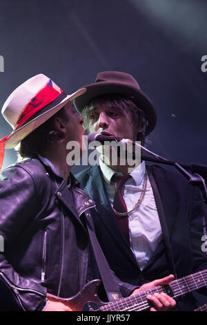 Sheffield, Royaume-Uni. 21 juillet, 2017. Pete Doherty et Carl Barat en direct sur scène à l'Jalonnages festival à Sheffield. Crédit : Gary Bagshawe/Alamy Live News Banque D'Images