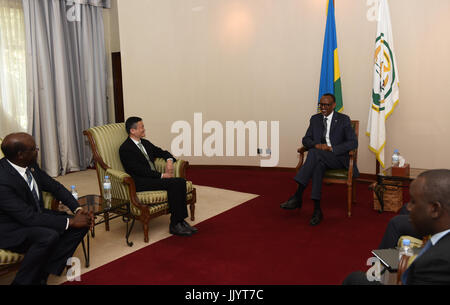 Kigali, Rwanda. 21 juillet, 2017. Le président rwandais Paul Kagame (3L) parle avec Jack Ma (2L), fondateur de l'e-commerce chinois Alibaba géant, à Kigali, capitale du Rwanda, le 21 juillet 2017. Le président rwandais Paul Kagame a rencontré le vendredi de l'entrepreneur milliardaire chinois Jack Ma, à Kigali. Crédit : Li Baishun/Xinhua/Alamy Live News Banque D'Images