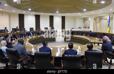 Kigali, Rwanda. 21 juillet, 2017. Le président rwandais Paul Kagame Rencontre avec Jack Ma, fondateur d'e-commerce chinois Alibaba, géant et d'autres hommes d'affaires chinois à Kigali, capitale du Rwanda, le 21 juillet 2017. Le président rwandais Paul Kagame a rencontré le vendredi de l'entrepreneur milliardaire chinois Jack Ma, à Kigali. Crédit : Li Baishun/Xinhua/Alamy Live News Banque D'Images