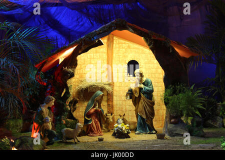 Crèche de Noël avec figurines y compris Jésus, Marie, Joseph, et moutons Banque D'Images