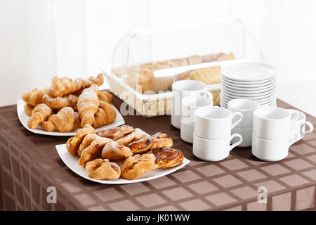 Petit-déjeuner à l'hôtel. des croissants et la pâte au premier plan. selective focus Banque D'Images