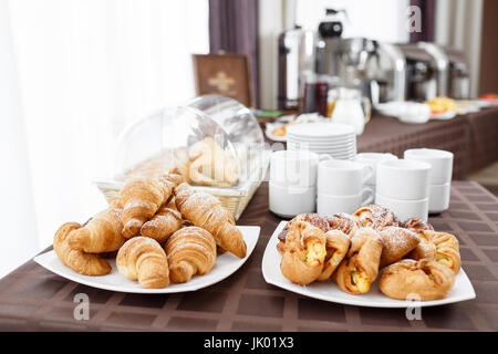 Petit-déjeuner à l'hôtel. des croissants et la pâte au premier plan. selective focus Banque D'Images