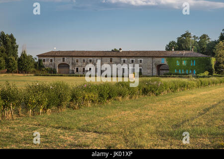 Ancienne maison néoclassique italien à l'intérieur Parc et Ciel bleu avec des nuages Banque D'Images