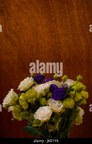 Sur la table en bois de lisianthus Banque D'Images