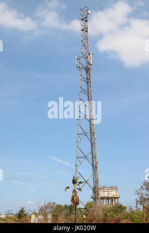 Tour de communication téléphone mobile signal de transmission avec ciel bleu et de l'antenne Banque D'Images