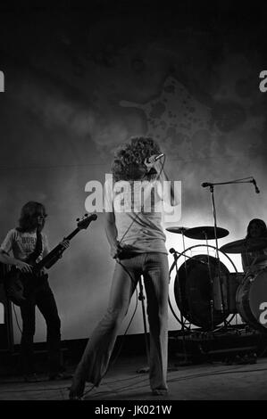 Led Zeppelin effectuant au Newport Jazz Festival de Newport, le 6 juillet 1969. ** Jamais-AVANT A publié des photos ** © Peter Tarnoff / MediaPunch Banque D'Images