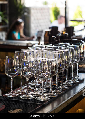 Un grand nombre de verres de vin dans une rangée Banque D'Images