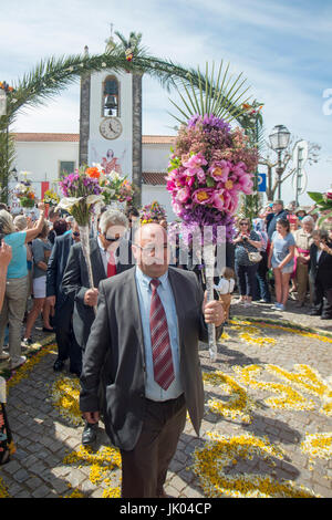 La procession de pâques Festa das Tochas Flores dans la ville de Sao Bras de Alportel, à l'Algarve du Portugal en Europe. Banque D'Images