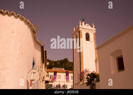 L'église dans la vieille ville de Monchique dans la Sierra de Monchique, à l'Algarve du Portugal en Europe. Banque D'Images