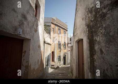 Une ruelle dans la vieille ville de Monchique dans la Sierra de Monchique, à l'Algarve du Portugal en Europe. Banque D'Images