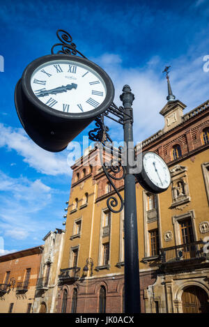 Vieille horloge, le Parador de León, León, province de León, Castille et Leon, Espagne, Europe. Camino de Santiago. Banque D'Images