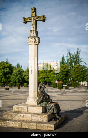 Statue du pèlerin en face de l'hôpital du monastère de San Marcos, aujourd'hui hôtel parador national. leon, Espagne, Europe. Chemin de santiao. Banque D'Images