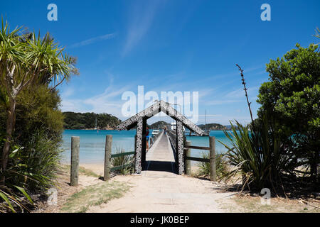 L'Île Urupukapuka, Bay of Islands, Nouvelle-Zélande, NZ - Février 1, 2017 : ferry pier a une arche décorée de l'art maori Banque D'Images