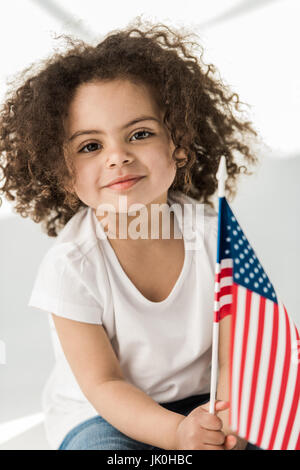 African American curly cute baby girl avec waving american flag Banque D'Images