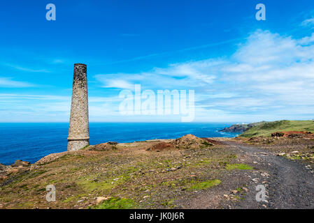 Ancienne mineworkings sur la falaise entre trewellard en butée et le levant, Cornwall. Le phare de pendeen montre peut être vu dans la distance. Banque D'Images