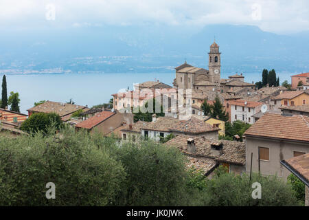 Le village sur une colline d'Albisano, haut au-dessus de la ville de Torri del Benaco, sur la rive est du lac de Garde Banque D'Images