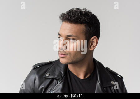 Portrait of pensive young african american man isolé sur gray Banque D'Images