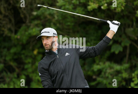 USA's Dustin Johnson tees au large de la 5e au cours de la deuxième journée de l'Open Championship 2017 à Royal Birkdale Golf Club, Southport. Banque D'Images