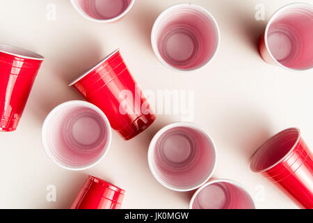 Vue de dessus de tasses jetables en plastique isolated on white Banque D'Images