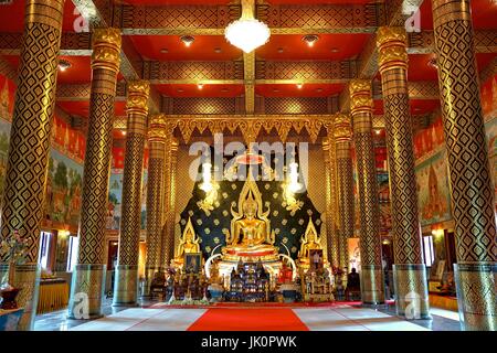 Golden Buddha statue in hall principal du Wat Nimit Vipassana, temple à dan sai, province de Loei, Thaïlande Banque D'Images