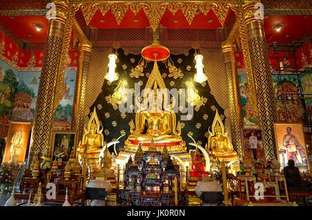 Golden Buddha statue in hall principal du Wat Nimit Vipassana, temple à dan sai, province de Loei, Thaïlande Banque D'Images