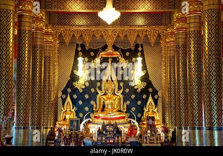 Golden Buddha statue in hall principal du Wat Nimit Vipassana, temple à dan sai, province de Loei, Thaïlande Banque D'Images