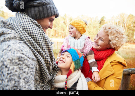 Famille ayant une promenade en forêt d'automne Banque D'Images