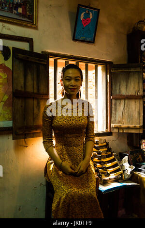 Fille vietnamienne traditionnelle en ao dai dress - Hoi An - 13 mars 2017 Banque D'Images