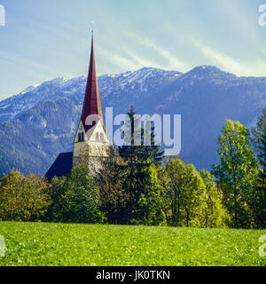 L'église d'achenkirch, Tyrol, avant la haute montagne un gebirgspanorama. église d'achenkirch, Tyrol en effectue la corvée d'mountainridge, kir. Banque D'Images