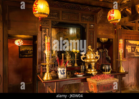 Lieu de culte à l'intérieur de Chua Cau pont couvert japonais - Hoi An, Vietnam Banque D'Images