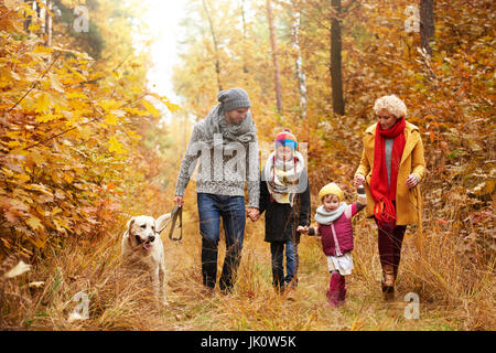 Famille et leur chien dans les bois Banque D'Images