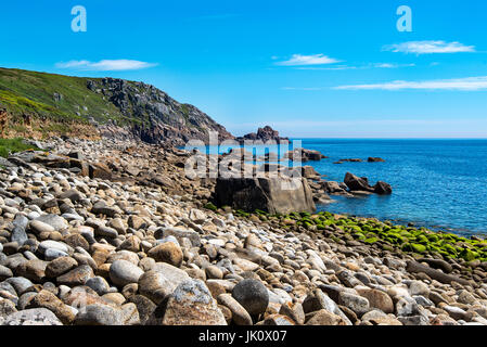 Boscawen point près de Cornwall, lamorna. vu de la plage de Boulder au st loy's. Banque D'Images