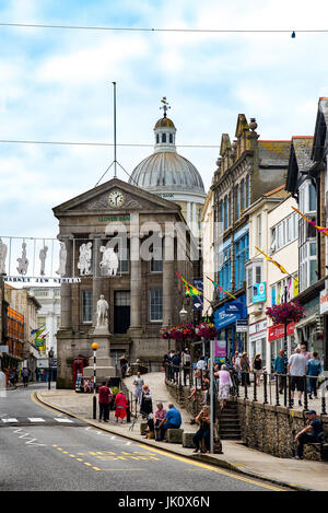 PENZANCE, CORNWALL, UK - 07JUL2017 : La halle du marché, rue juif dans Penzance est maintenant occupé par la Banque Lloyds. Une statue de l'invemtor Humphrey D Banque D'Images