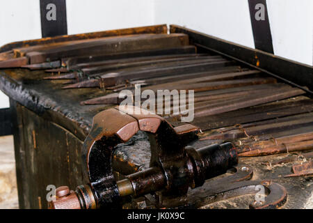 Ancien établi avec différents outils et machines. Banque D'Images