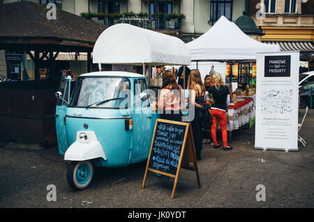 Cracovie, Pologne - 26 juin 2015 : Petite vintage wagon avec café et fast food à la place Nowy à Kazimierz Banque D'Images