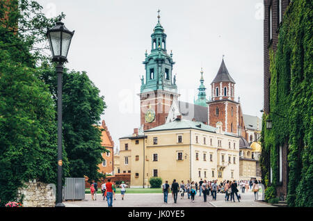 Cracovie, Pologne - 27 juin 2015 : consigner vos bagages Royal Basilique des Saints Stanislas et Venceslas et du château de Wawel. Banque D'Images