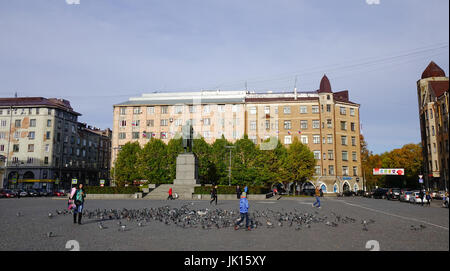 Vyborg, Russie - 6 Oct, 2016. Les gens qui marchent sur la rue, à la place Rouge à Vyborg, Russie. Banque D'Images