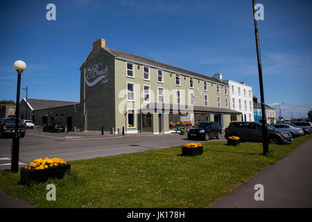 Le Beach Hotel, la façon sauvage de l'Atlantique, Mullaghmore Head, Comté de Sligo, Irlande Banque D'Images