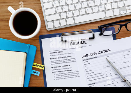 Recherche d'emploi avec cv et offres d'application sur ordinateur de table de travail Banque D'Images