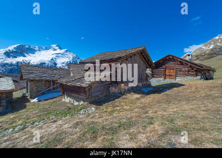 Cabines en bois typiquement suisse dans les alpages. Banque D'Images
