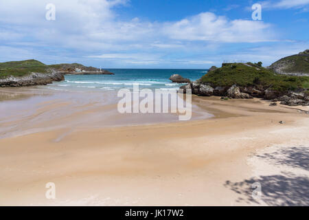 La plage Playa de Palombina dans province de Celorio Llanes, Asturias, Espagne Banque D'Images