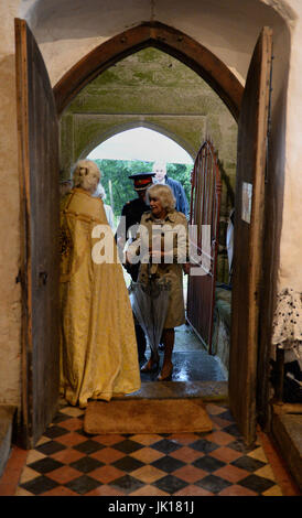 La duchesse de Cornouailles arrive à assister à un service à St Protus et Église Saint Hyacinthe dans Blisland, Cornwall. Banque D'Images