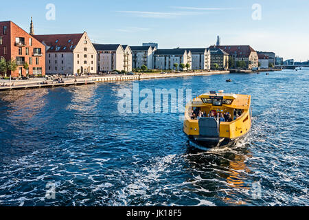 Approche de l'eau du port de Innerhavnsbroen bus en route vers l'arrêt de Nyhavn à Copenhague Danemark Europe Banque D'Images