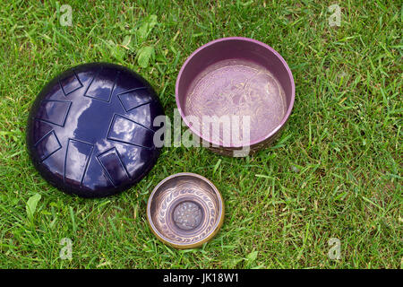 Bols Chantants et de l'acier du tambour de la flèche sur l'herbe vue supérieure Banque D'Images