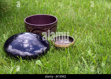 Bols Chantants et de l'acier du tambour de la flèche sur l'herbe Banque D'Images