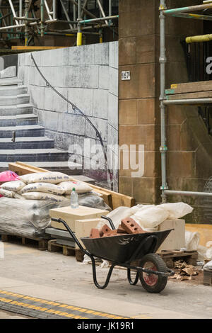 Les échafaudages autour de la Glasgow School of Art au cours de travaux de restauration après l'incendie de 2014 - l'entrée peut être vu derrière builders brouette Banque D'Images