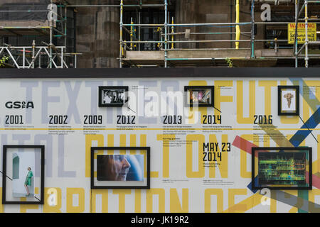 Les échafaudages autour de la Glasgow School of Art au cours de travaux de restauration après l'incendie de 2014 - l'entrée originale et signe peut encore être vu Banque D'Images