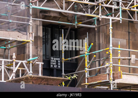 Les échafaudages autour de la Glasgow School of Art au cours de travaux de restauration après l'incendie de 2014 - l'entrée originale et signe peut encore être vu Banque D'Images